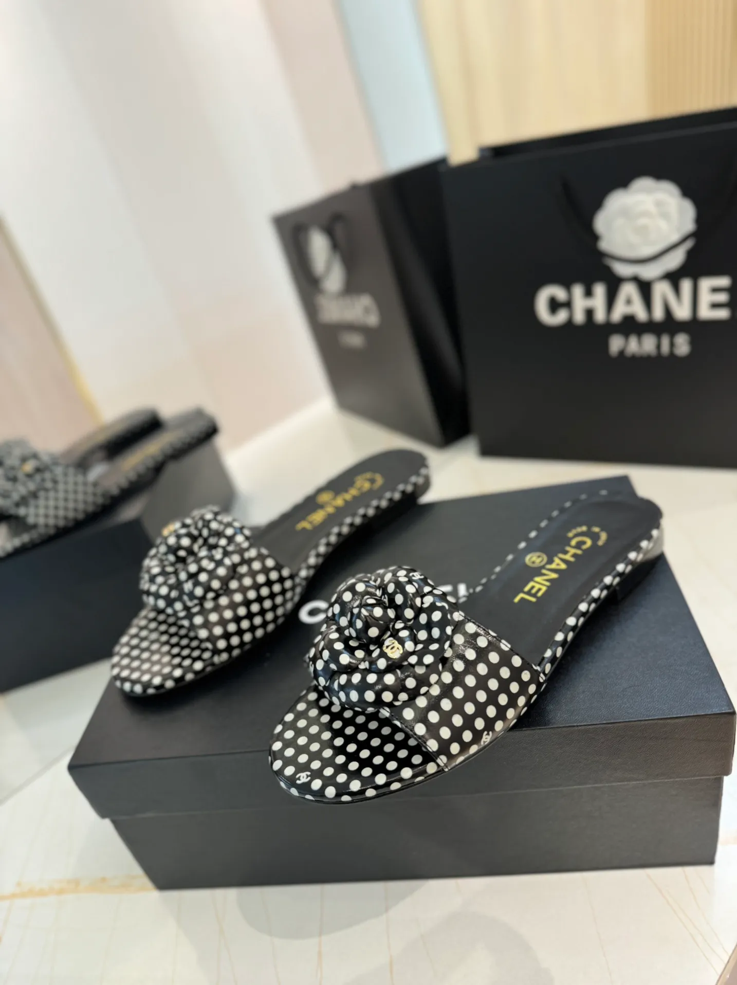 👟👟Ex-factory price 520👟👟 Purchasing agent Chanel 24C new spring and summer camellia hollow slippers series This season’s camellia series is really beautiful, with the usual elegant ladylike temperament of Grandma Xiang’s family, full of high-end sense! It’s very nice on the feet~ Whether worn barefoot or paired with skirts or trousers, it’s very versatile! Incomparably beautiful! Specially made of imported lambskin for the upper, mixed sheepskin for the lining, Italian grade A genuine leather outsole Size: #35-39 (40/41 customized)